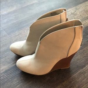 Jennifer Lopez size 9 wedge shoe